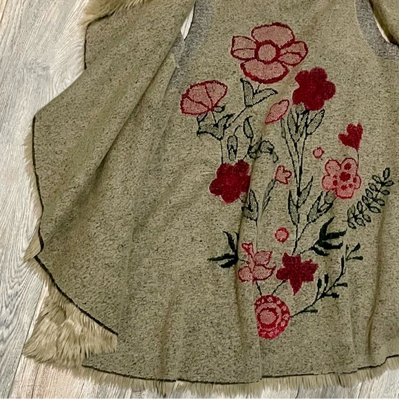 Dylan by True Grit - Faux Fur Open Vest with Rose Detail – Sz. M - Picture 5 of 9